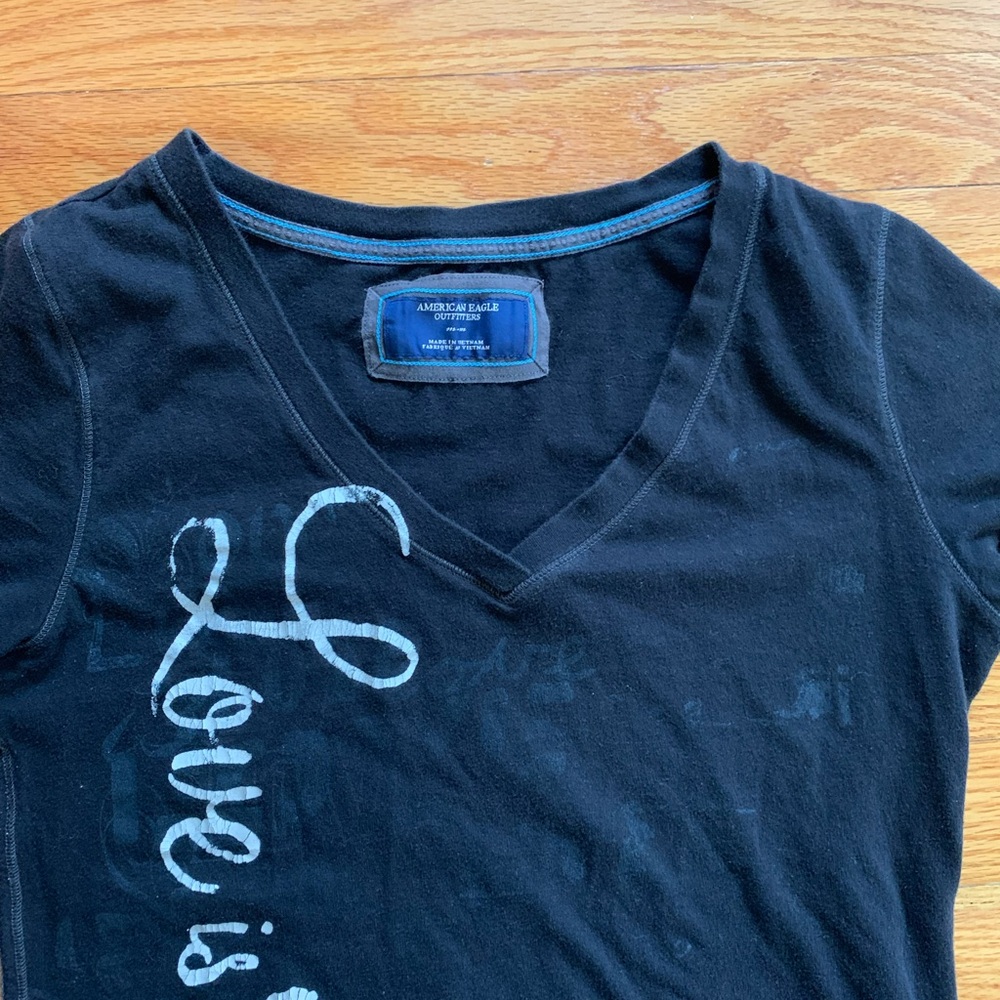 🛑 SOLD! 🛑 American Eagle. Black V-Neck T-Shirt with White Graphic. Size medium. - Picture 7 of 12
